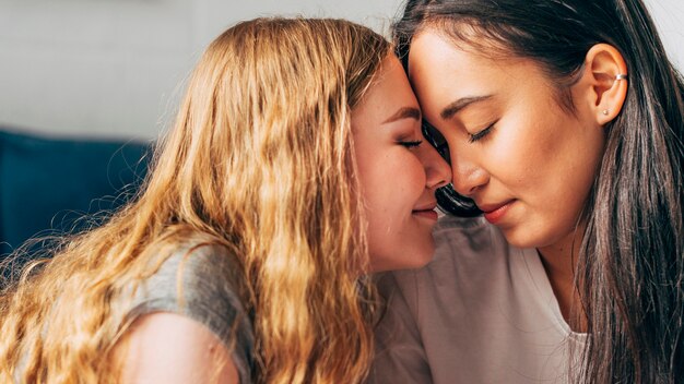 Tierna pareja de lesbianas juntas