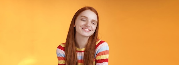 Foto gratuita tierna sensual soñadora linda pelirroja femenina soñando con sabrosas rebanadas de pizza cerrando los ojos sonriendo