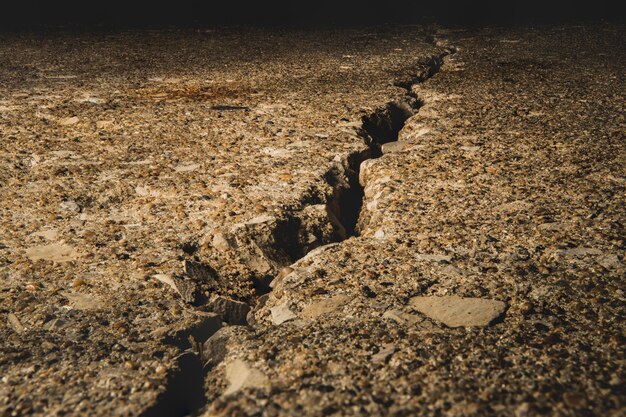 Tierra dividida cubierta de piedras bajo la luz del sol