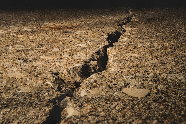 Tierra dividida cubierta de piedras bajo la luz del sol