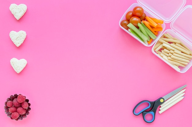 Foto gratuita tijeras y lápices cerca de comida saludable