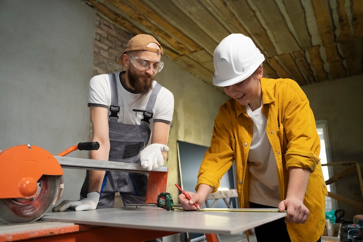 Foto gratuito tiler trabajando en la renovación del apartamento