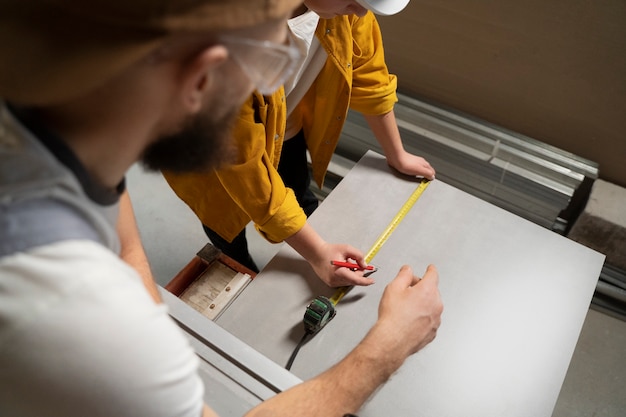 Tiler trabajando en la renovación del apartamento