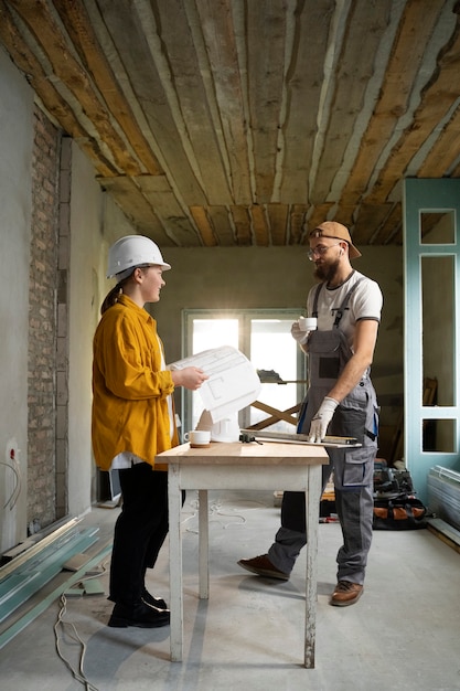 Tiler trabajando en la renovación del apartamento