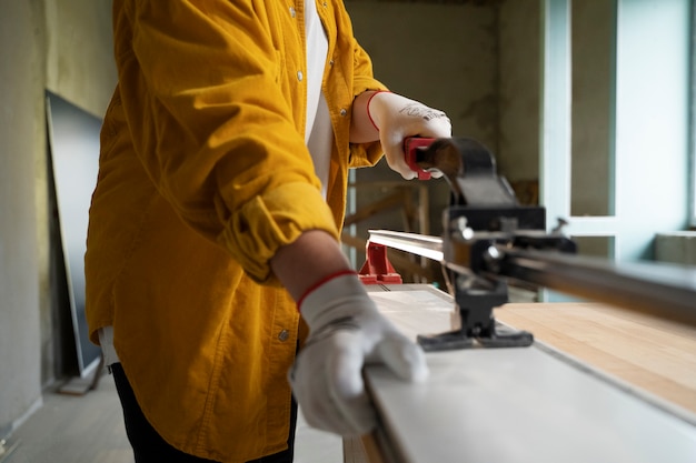 Foto gratuita tiler trabajando en la renovación del apartamento