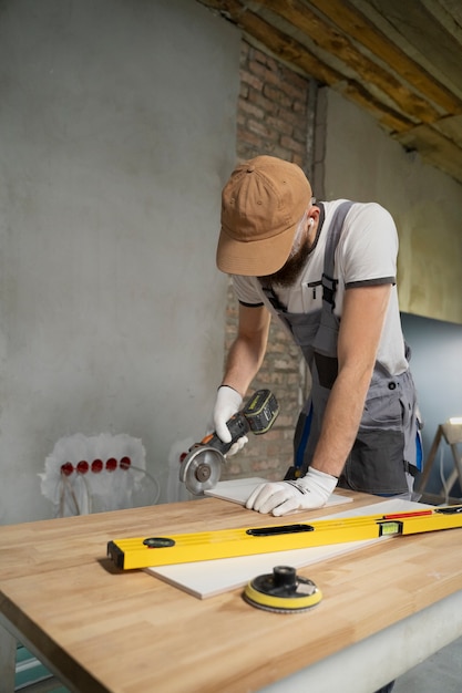 Foto gratuita tiler trabajando en la renovación del apartamento