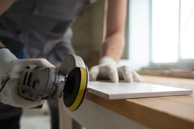 Tiler trabajando en la renovación del apartamento