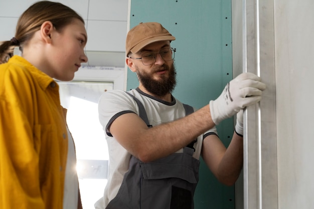 Tiler trabajando en la renovación del apartamento