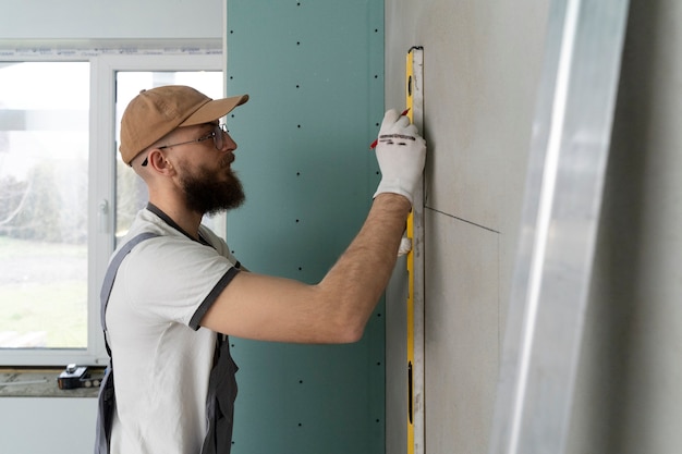 Foto gratuita tiler trabajando en la renovación del apartamento