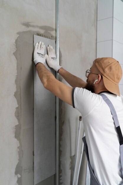 Tiler trabajando en la renovación del apartamento