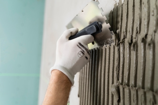 Foto gratuita tiler trabajando en la renovación del apartamento