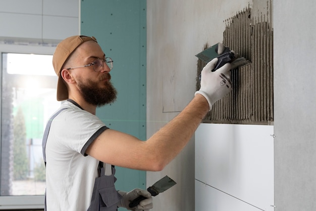 Tiler trabajando en la renovación del apartamento