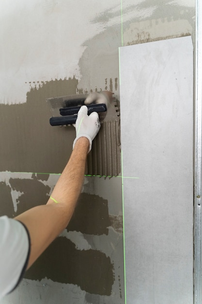 Tiler trabajando en la renovación del apartamento