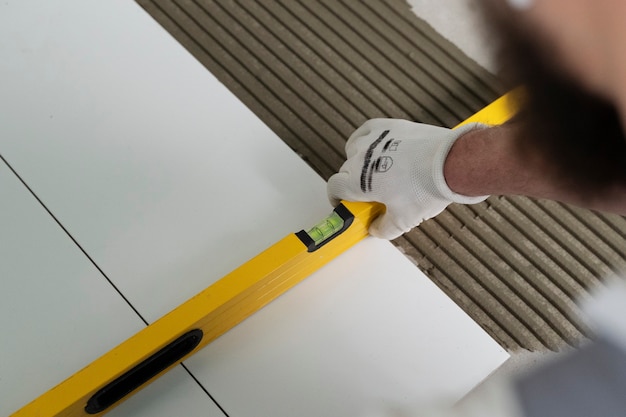 Tiler trabajando en la renovación del apartamento