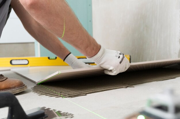 Tiler trabajando en la renovación del apartamento