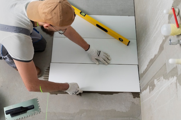 Tiler trabajando en la renovación del apartamento