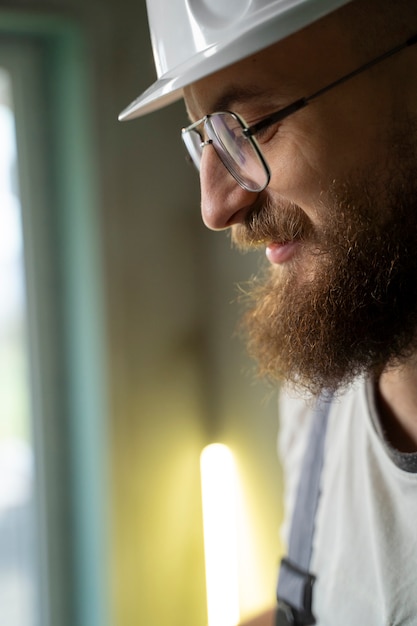 Foto gratuita tiler trabajando en la renovación del apartamento