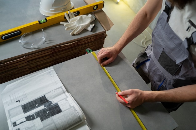 Tiler trabajando en la renovación del apartamento