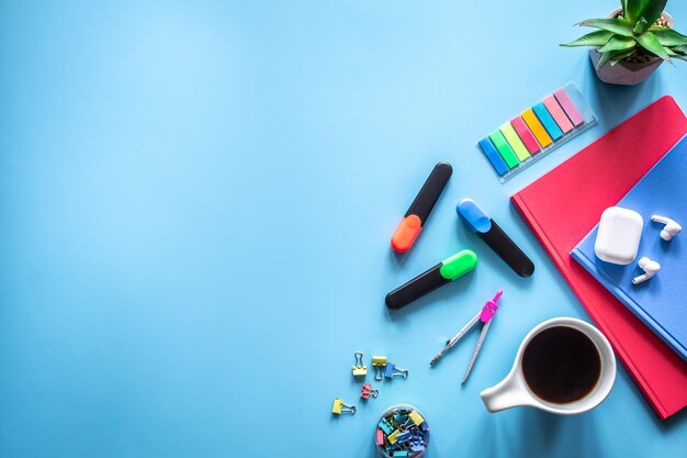 Útiles escolares papelería en un espacio de copia de fondo azul