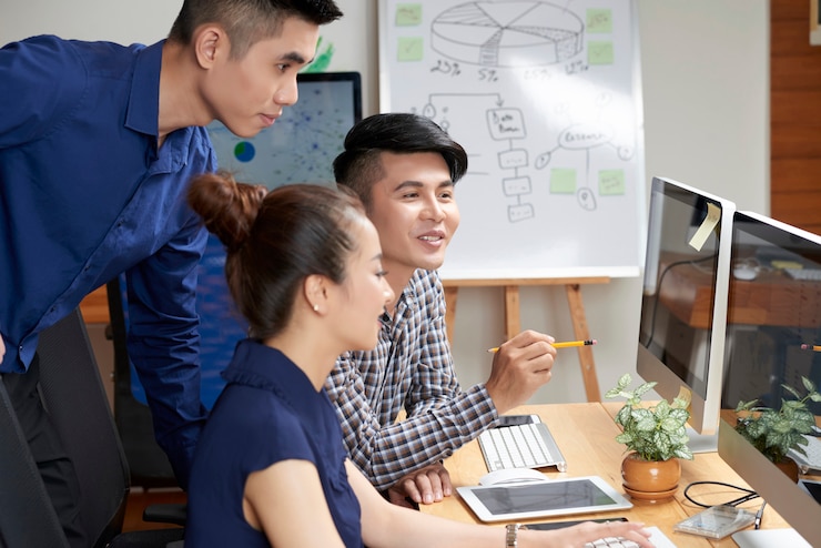 Photo Gratis tim bisnis asia mendiskusikan proyek