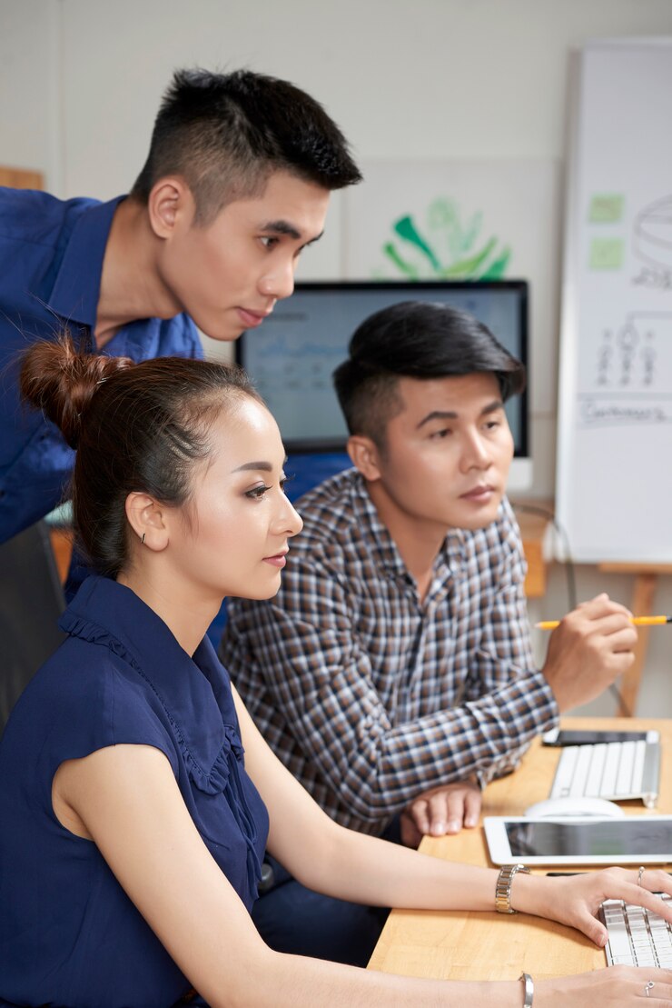 Photo Gratis tim bisnis bekerja di kantor