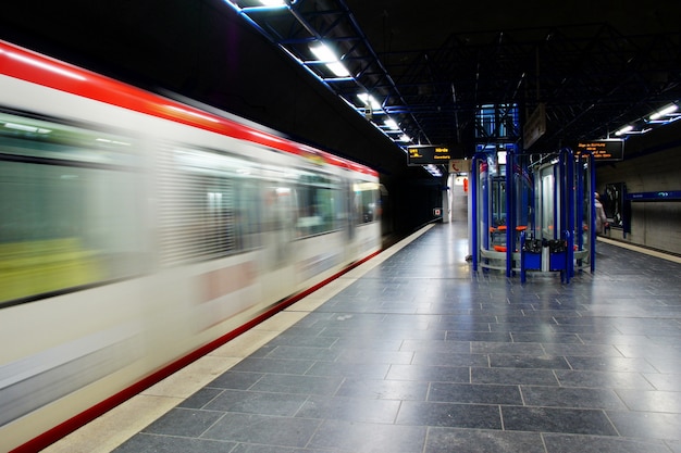 Timelapse de un tren subterráneo en movimiento a una hora tardía