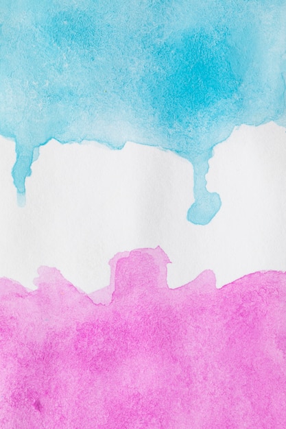 Tinta de colores contrastados abstractos sobre superficie blanca