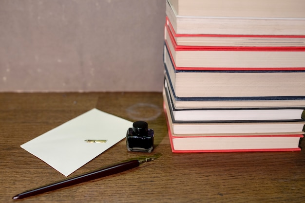 Foto gratuita tinta y pluma cerca de libros