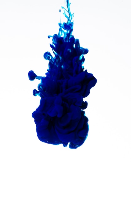 Tinta vívida de color azul en el agua