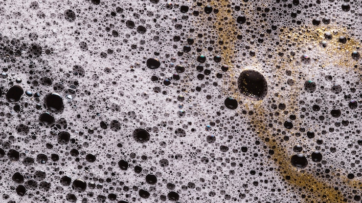 Foto gratuito tinte dorado sobre espuma blanca