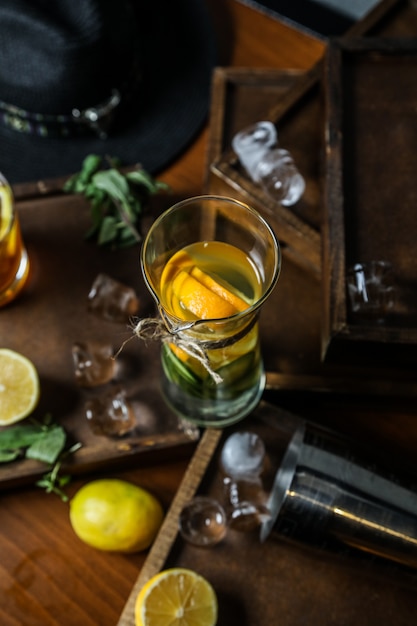 Tintura de frutas en la jarra pequeña naranja limón pepino alcohol