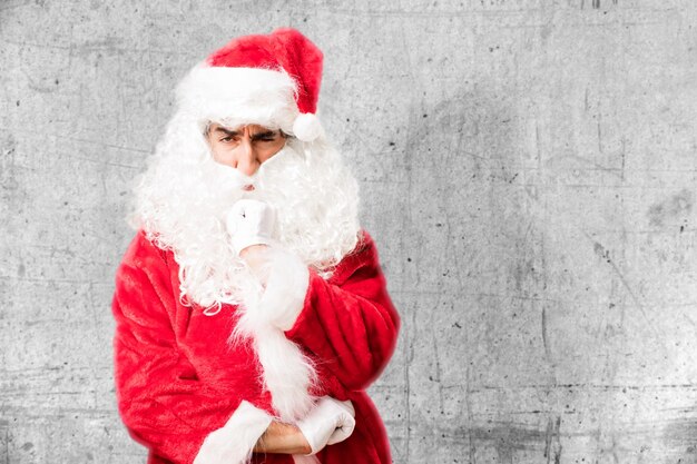 Tío enfadado con traje de papá noel