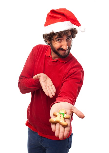 Tío feliz enseñando su deliciosa galleta de jengibre