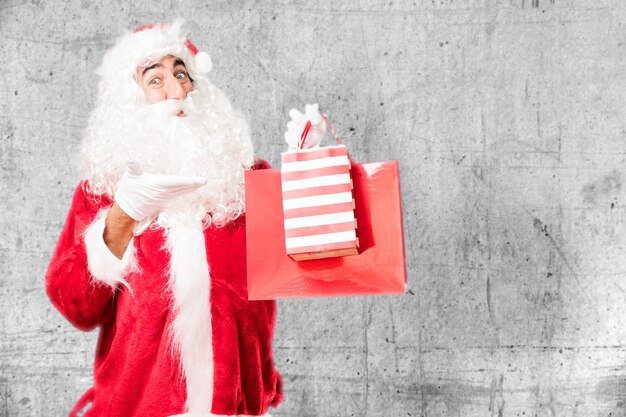 Tío feliz mostrando sus bolsas navideñas