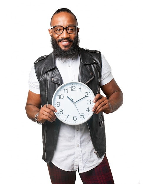 Tío sonriente con chaleco enseñando un reloj