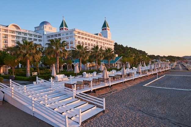 Tipo de complejo de entretenimiento. El popular complejo con piscinas y parques acuáticos en Turquía. Hotel de lujo. Recurso.