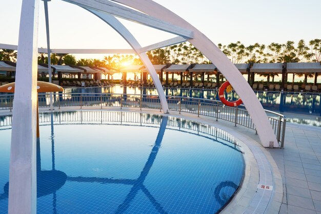 Tipo de complejo de entretenimiento. El popular complejo con piscinas y parques acuáticos en Turquía. Hotel de lujo. Recurso.