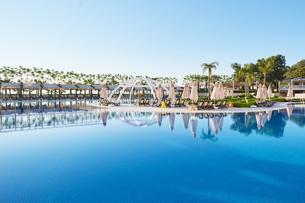 Tipo de complejo de entretenimiento. El popular complejo con piscinas y parques acuáticos en Turquía. Hotel de lujo. Recurso.