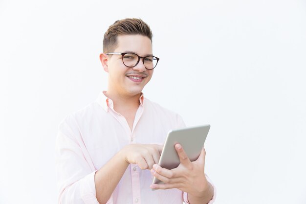 Tipo de contenido sonriente en anteojos usando tableta