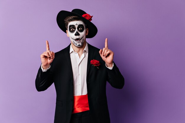 A un tipo inspirado con un rostro artístico al estilo mexicano se le ocurrió una gran idea sobre la fiesta de Halloween.