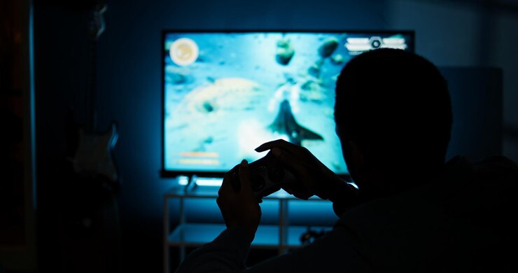 Foto gratuito un tipo pasa tiempo en la televisión jugando videojuegos web multijugador