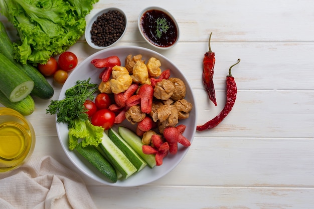 Foto gratuita tipo de variedad de bola de carne de carne en la superficie de madera blanca.