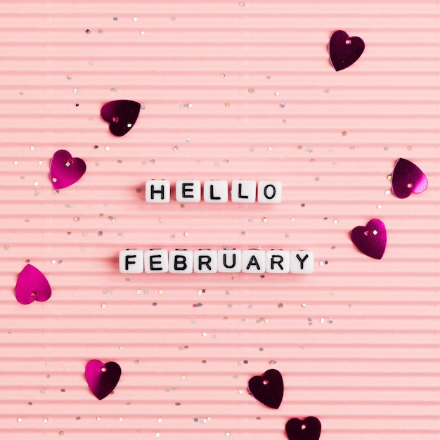 Foto gratuita tipografía de mensaje de perlas blancas hello february