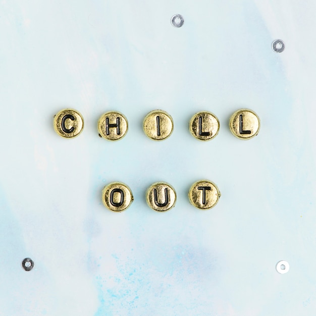 Foto gratuita tipografía de palabra de perlas de chill out de oro