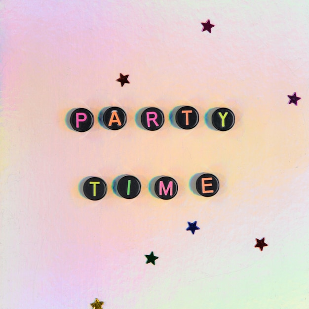 Foto gratuita tipografía de texto de perlas de party time en pastel