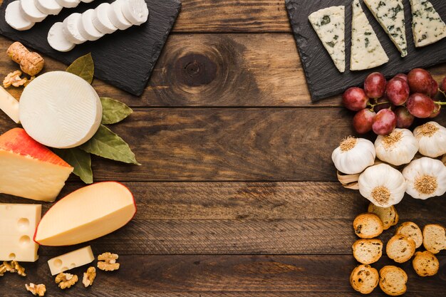 Tipos de queso e ingrediente sobre fondo de madera vieja