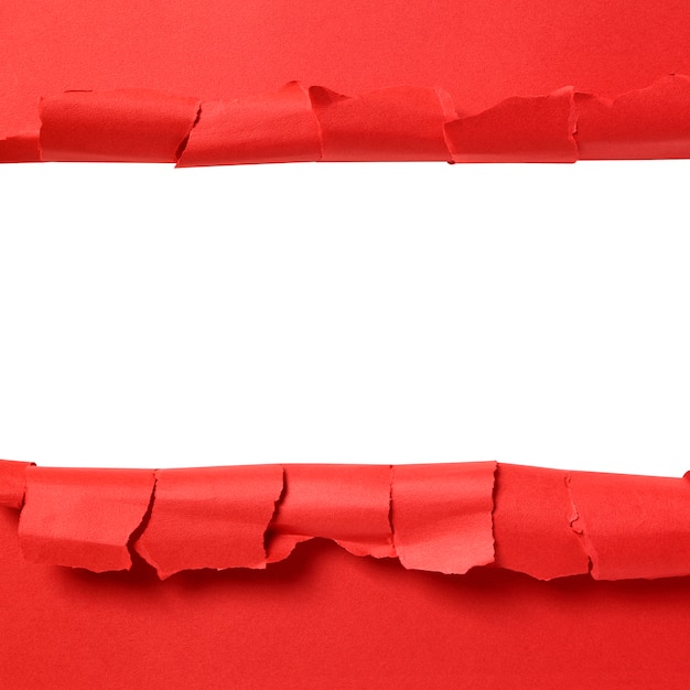 Foto gratuita tira de papel rojo rasgado con espacio de copia de fondo blanco