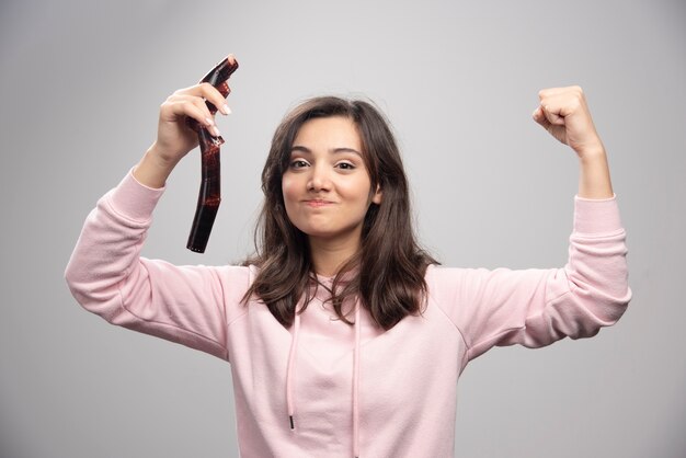 Foto gratuita tira de película de explotación de mujer joven feliz.