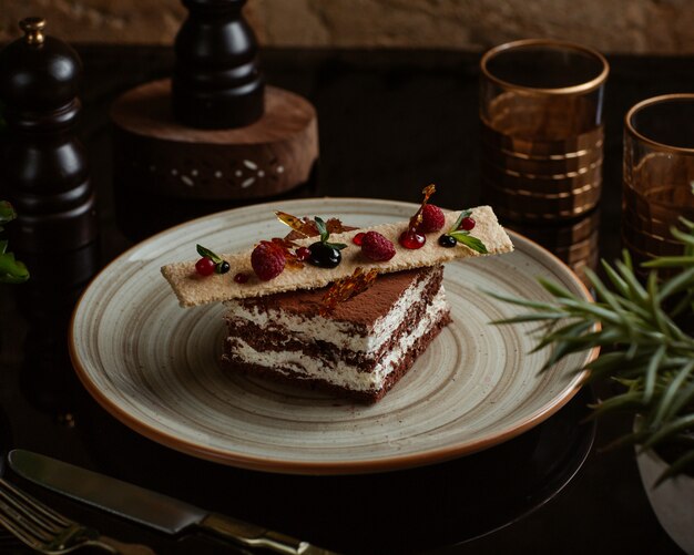 Tiramisú de cacao con galleta dulce y bayas del bosque en la parte superior