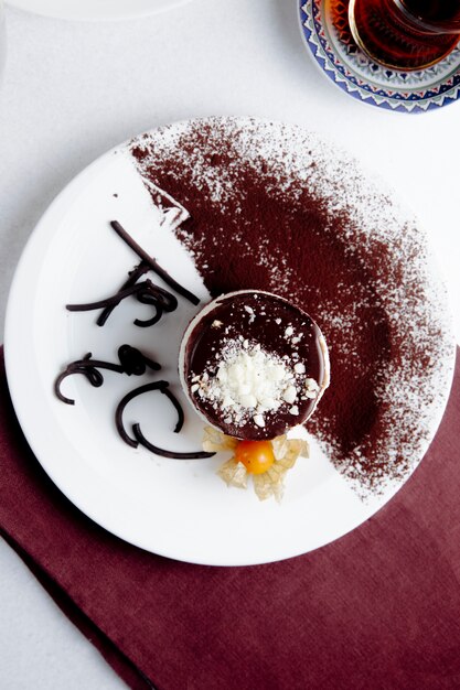 tiramisú con cacao en polvo en un plato blanco